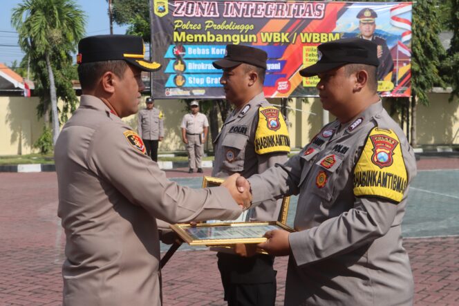 Apel Pagi Polres Probolinggo Warnai Pemberian Penghargaan Bhabinkamtibmas