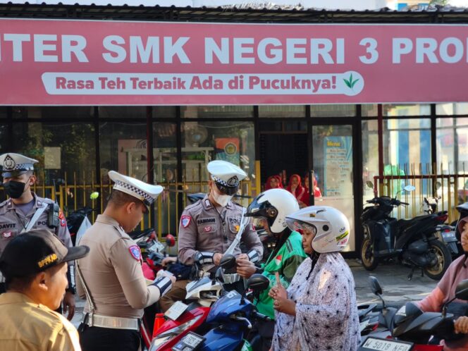 
					Satlantas Probolinggo Kota Tindak Pelanggar Lalu Lintas di Jalan Pahlawan