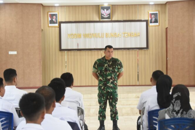 Dandim 1002/HST Berikan Pengarahan Kepada 35 Sarjana Penggerak Pembangunan Indonesia