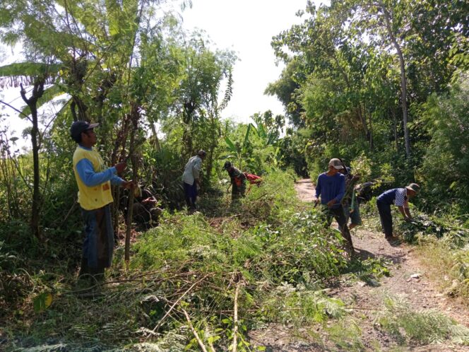 Karya Bakti Babinsa di Wonorejo Wujudkan Drainase Lancar dan Sehat