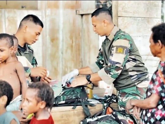 Satgas Yonif 126/KC Berbagi Berkah di Inggembit : Makan Bergizi dan Pemeriksaan Kesehatan Gratis