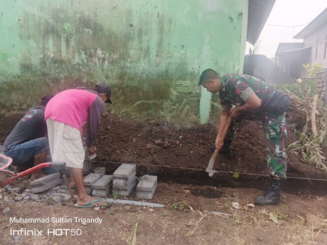 TNI Dan Warga Kuripan Kompak Bangun Pagar Madrasah Darul Ulum