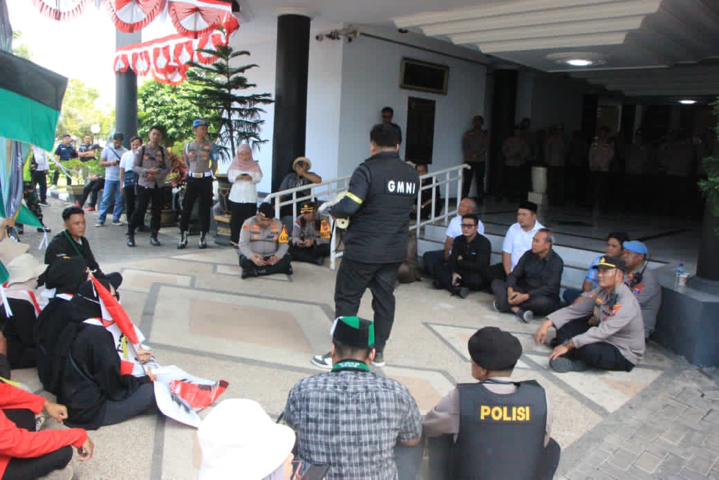Tuban: Puluhan Mahasiswa Tuntut Evaluasi Pengadaan Mobil Dinas DPRD