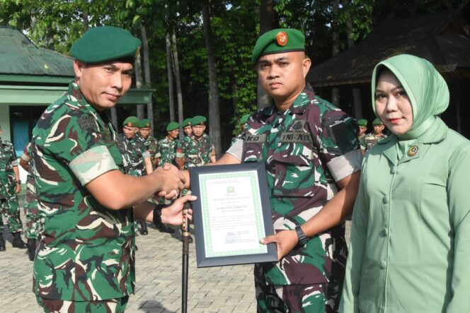Dandim 1002/HST Lepas Dua Prajurit dan Sambut Satu Anggota Baru dalam Tradisi Korp Raport
