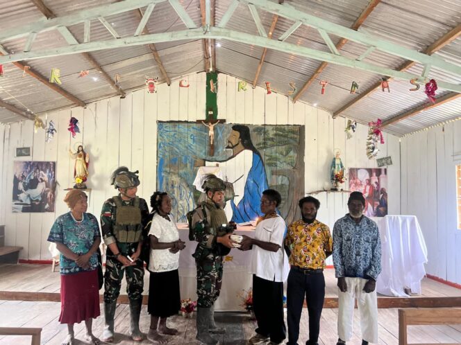 
					Satgas Yonif 700/WYC Tebar Kasih di Gereja Stalsi Sisilia Wuloni Dengan Cinta dab Alkitab