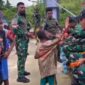 Satgas Pamtas Yonif 763/SBA Berbagi Kebahagiaan dengan Memberikan Makanan Untuk Masyarakat