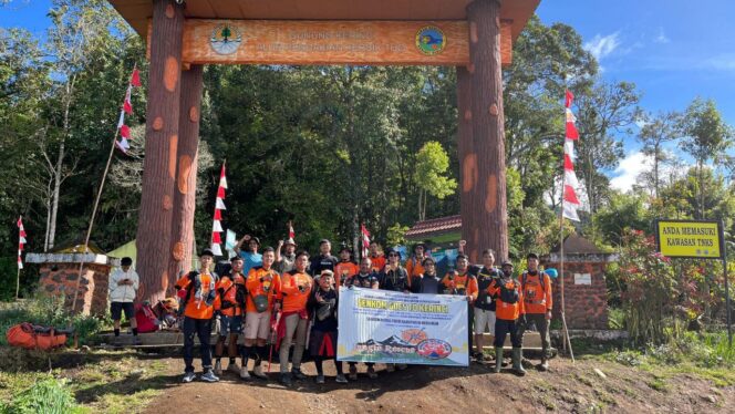 
					19 Personel Senkom Mitra Polri Merangin Taklukkan Puncak Gunung Kerinci