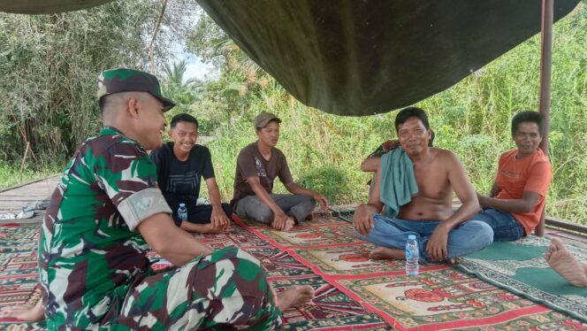 Babinsa Koramil 1008-06/Banua Lawas Laksanakan Komsos di Desa Hapalah