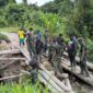 Satgas Yonif 410/ Alugoro Bersama Masyarakat Perbaiki Jembatan Rusak