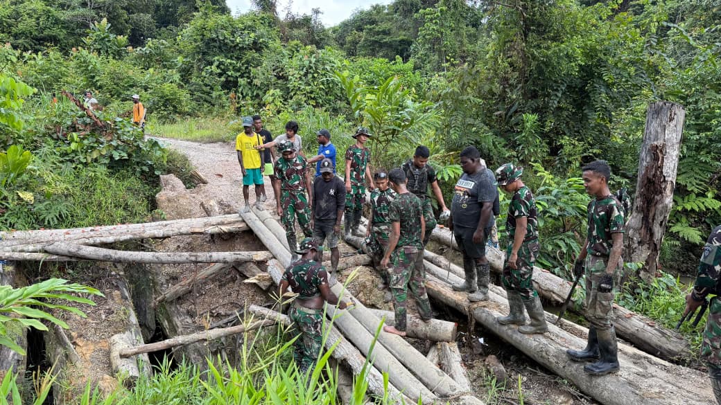 Satgas Yonif 410/ Alugoro Bersama Masyarakat Perbaiki Jembatan Rusak