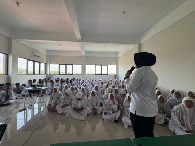 
Satresnarkoba Polres Pasuruan Sosialisasi Bahaya Narkoba di SMA Walisongo Gempol