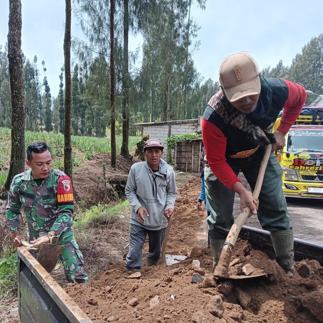 
Serma Edi S, Babinsa Koramil 0820/11 Sumber Bantu Warga Perluas Jalan Desa Ledok Ombo 