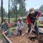 Serma Edi S, Babinsa Koramil 0820/11 Sumber Bantu Warga Perluas Jalan Desa Ledok Ombo 