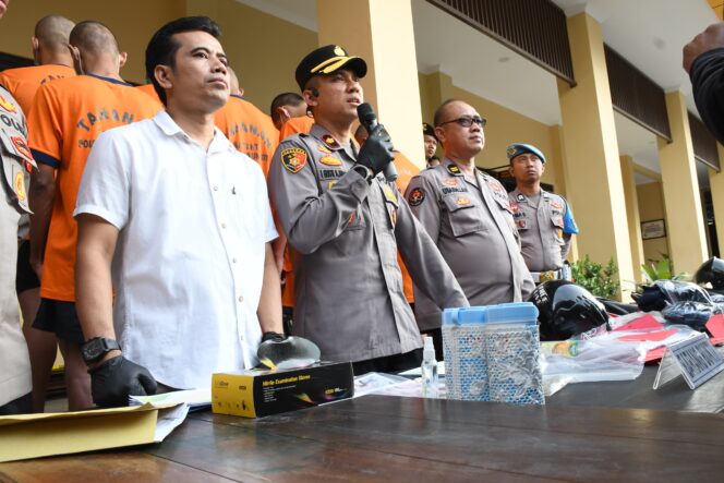 
Polisi Berhasil Amankan 91 Orang Diduga Pelaku Kerusuhan dan Pengrusakan di DPRD Kota Madiun*