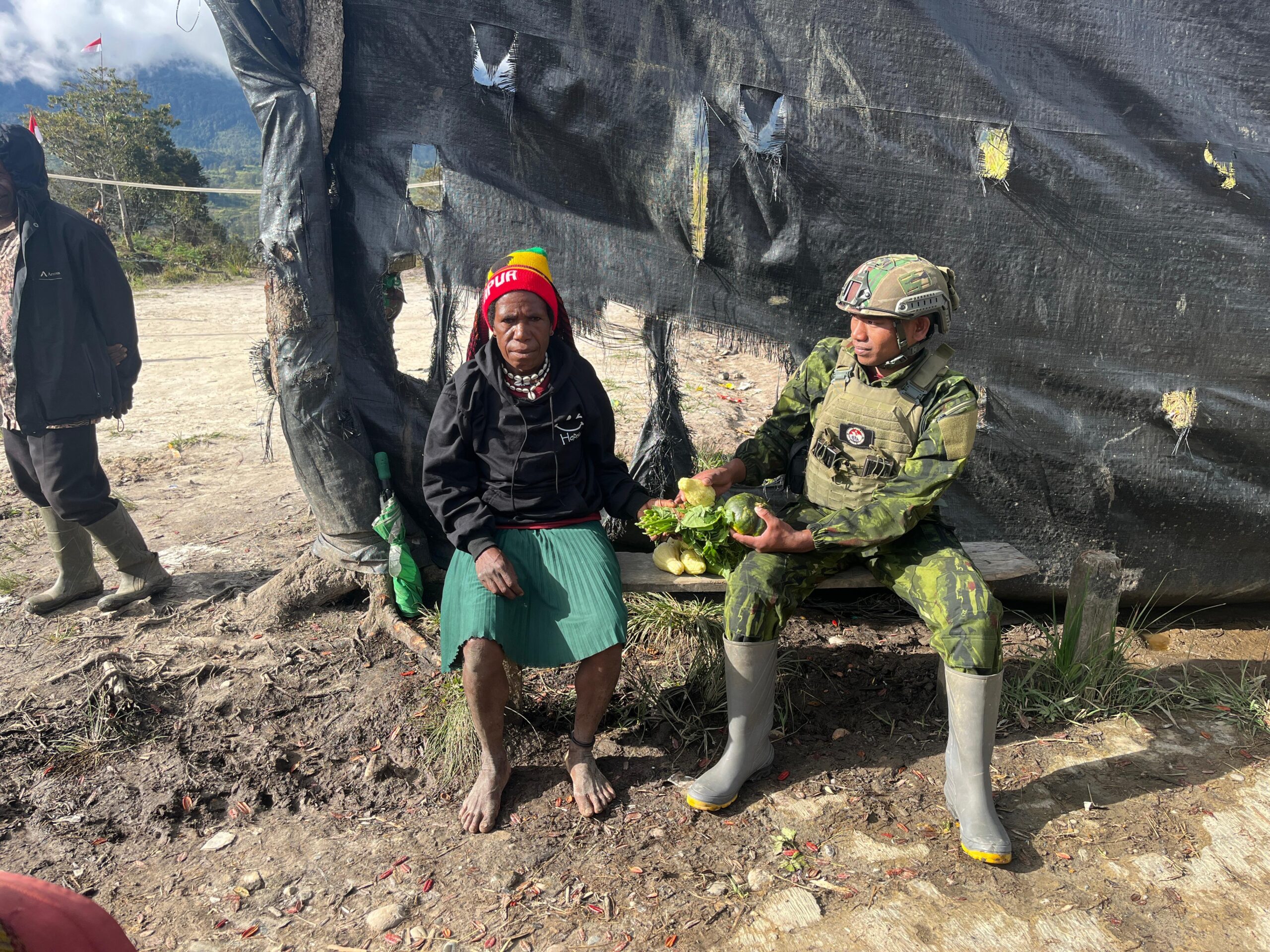 Rosita di Tanah Eronggobak, TNI Borong Hasil Tani Rakyat