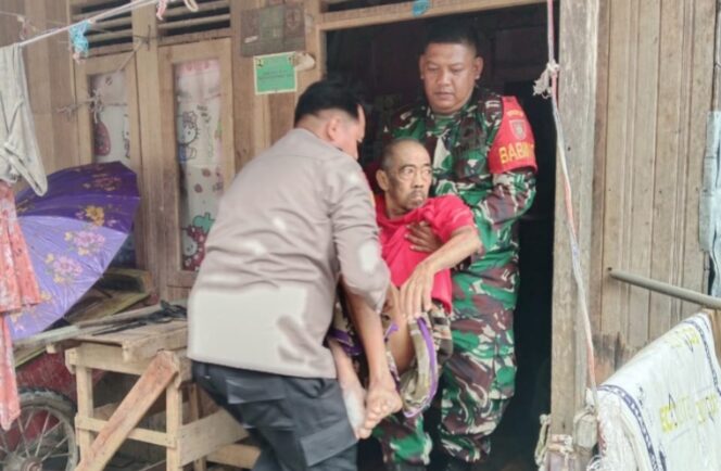 
Wujud Kepedulian, Babinsa dan Bhabinkamtibmas Gotong Royong Evakuasi Warga Sakit