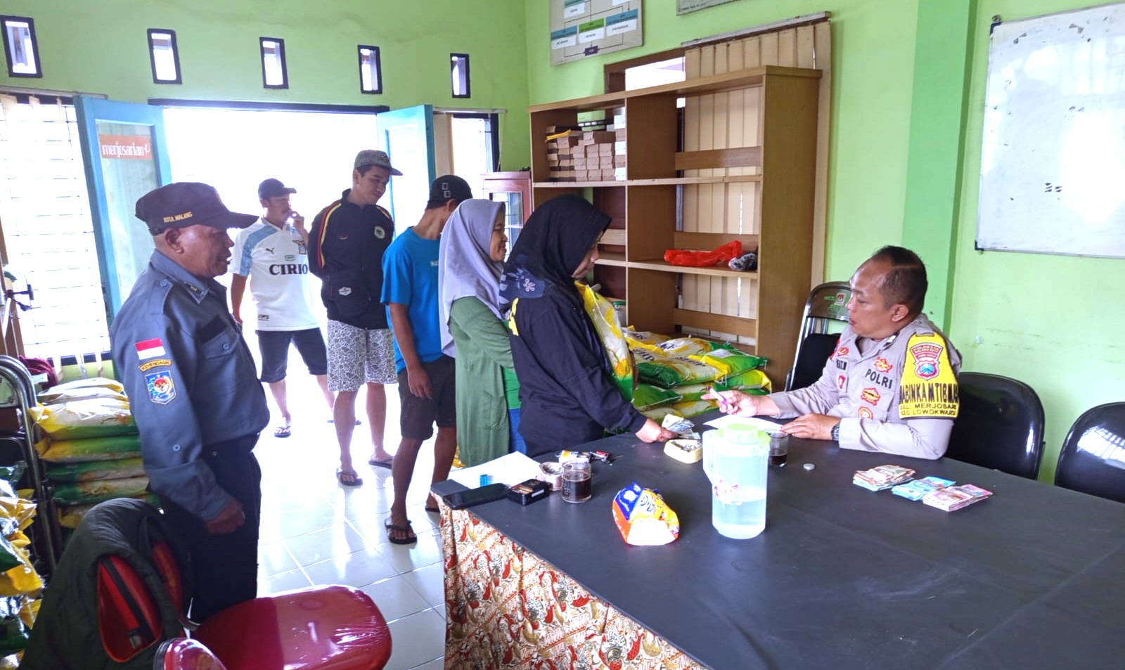 Polresta Malang Kota Kembali Gelontorkan 22 Ton Beras Murah Warga Senyum Sumringah*