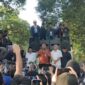Ribuan Warga Pati Desak DPRD Lengserkan Bupati Sudewo, Enam Tuntutan Disepakati Ribuan Warga Pati Desak DPRD Lengserkan Bupati Sudewo, Enam Tuntutan Disepakati