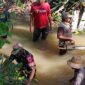 Babinsa Serka Irwan Yuliadi Bersama Warga Evakuasi Pohon Tumbang di Sungai Labuan Amas Selatan Babinsa Serka Irwan Yuliadi Bersama Warga Evakuasi Pohon Tumbang di Sungai Labuan Amas Selatan