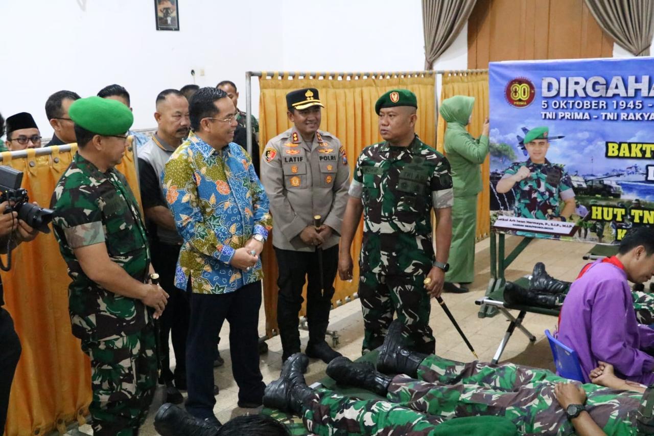 Peringati HUT ke-80 TNI, Kapolres Probolinggo Ikut Donor Darah di Kodim 0820