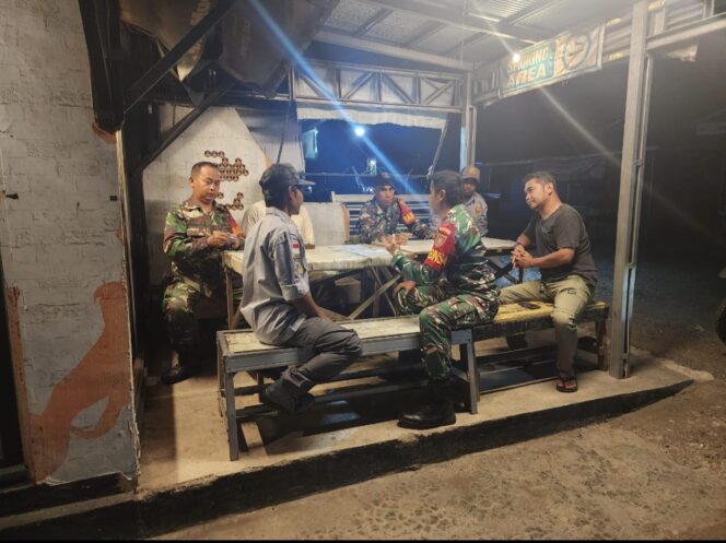 Sinergi TNI dan Warga, Patroli Malam Jaga Kamtibmas di Labuan Amas Utara
