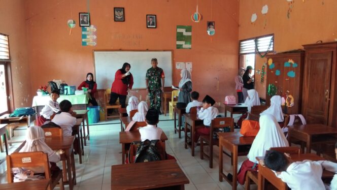 
					Babinsa Koramil 0808/10 Kademangan Dampingi Vaksinasi Difteri Dan Tetanus Di SDN 1 Suruhwadang