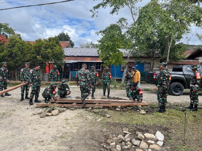 
					Sambut HUT TNI Ke-80, Babinsa Koramil 1715-01/Oksibil Kodim 1715/Yahukimo Laksanakan Karya Bakti di Kesusteran dan Gereja Gidi Kab. Pegunungan Bintang