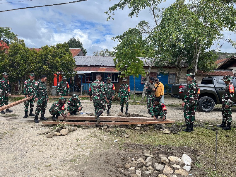 Sambut HUT TNI Ke-80, Babinsa Koramil 1715-01/Oksibil Kodim 1715/Yahukimo Laksanakan Karya Bakti di Kesusteran dan Gereja Gidi Kab. Pegunungan Bintang