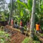 Babinsa Tegalasri Gotong Royong Bangun Tanggul Dan Drainase Bersama Warga