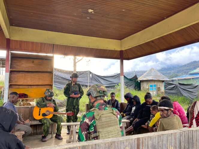 
					Ibadah Kasih di Tanah Papua: Satgas Yonif 700/WYC Satukan Doa Bersama Rakyat di Hari Minggu