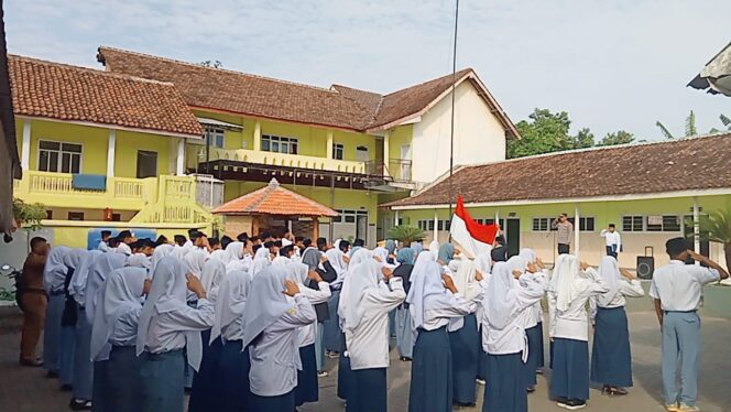 
					Kapolsek Wonorejo Jadi Pembina Upacara di Yayasan Hidayatul Mubtadiin, Ingatkan Bahaya Kenakalan Remaja