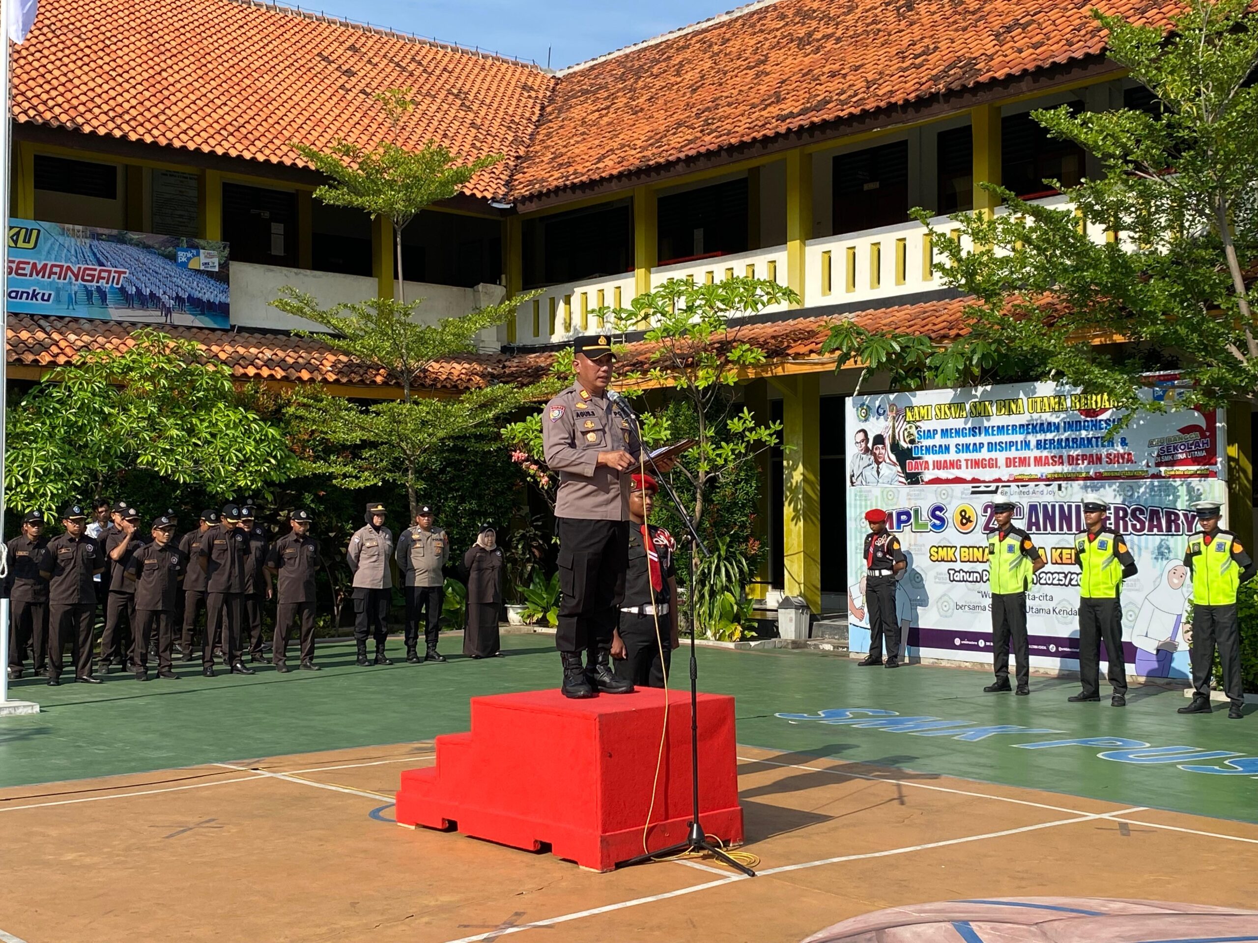 Tegas dan Mengedukasi, Program “Polisi Menyapa” Sambangi SMK Bina Utama Kendal*