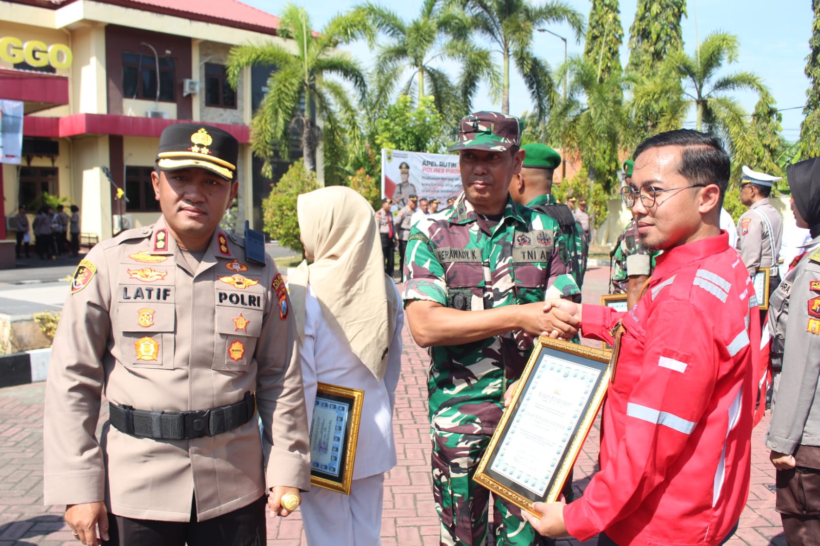 Kasdim 0820/Probolinggo Menghadiri Apel Sinergitas Dan Pemberian Penghargaan