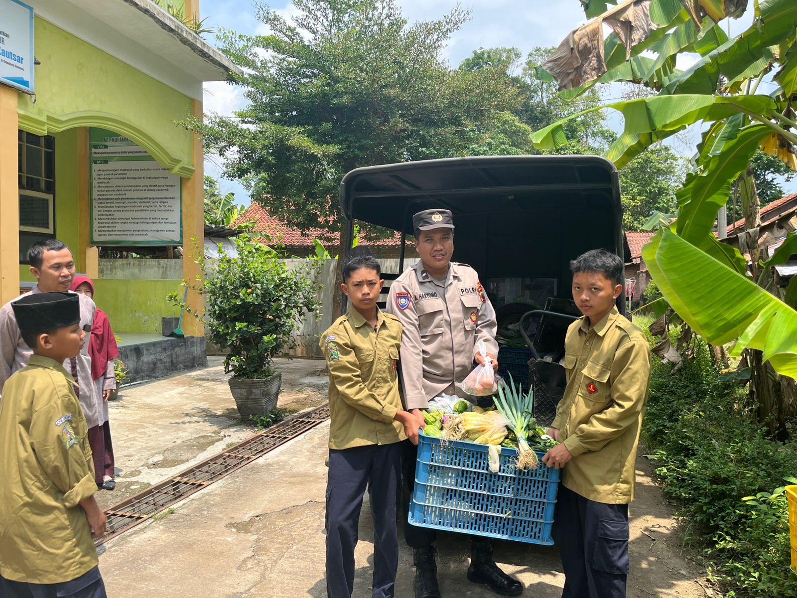 Dari Pasar Karanganyar ke Pesantren: Cara Polisi Kebumen Menyemai Solidaritas
