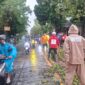 Personil Polres Boyolali bersama Tim BPBD menangani dampak bencana angin puting beliung di wilayah Kecamatan Kota*