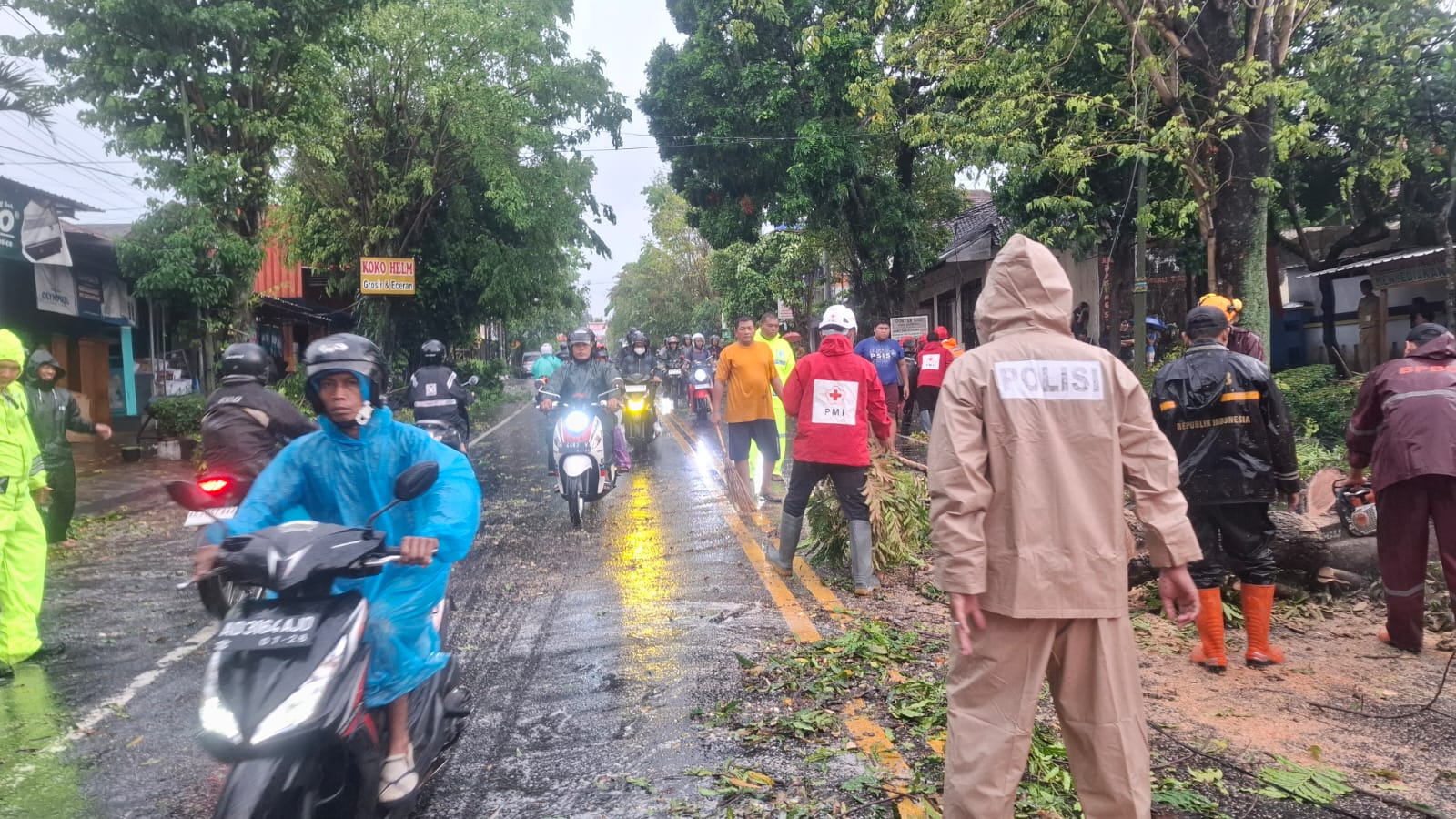 Personil Polres Boyolali bersama Tim BPBD menangani dampak bencana angin puting beliung di wilayah Kecamatan Kota*