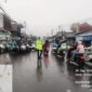 Di Bawah Rintik Hujan, Personel Polres Jepara Laksanakan Pengaturan Arus Lalu Lintas