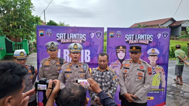 
Program SI RATIB Sat Lantas Hadir Kembali, Bantu TV di Pos Kamling Desa Plosokerep, Hingga Pelatihan Safety Riding Untuk Konco Tani di Karangmalang