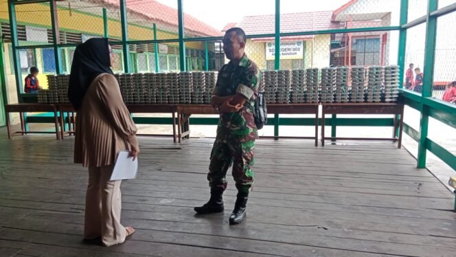 
Babinsa Kota Bangun Lakukan Pendampingan Pendistribusian MBG Ke Sekolah