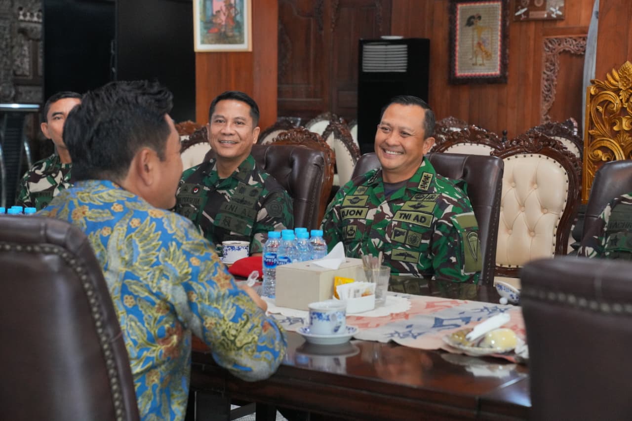 Pangkopassus Anjangsana ke Mantan Panglima TNI Marsekal TNI (Purn) Hadi Tjahjanto