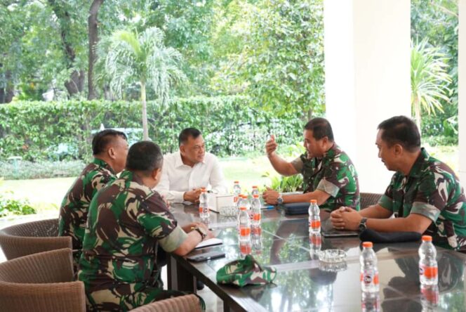 
					Danpushidrosal Anjangsana Ke Kediaman Jenderal TNI (Purn) Gatot Nurmantyo