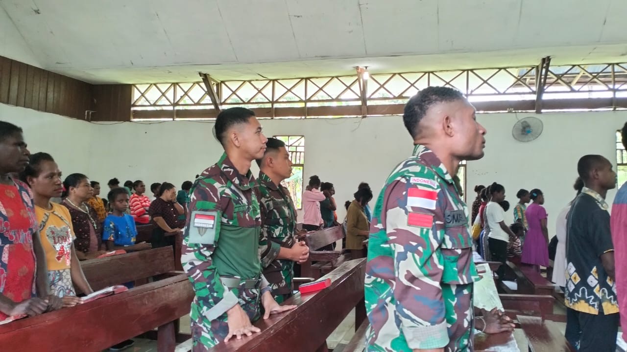 Kokohkan Iman di Perbatasan, Prajurit Kala Hitam Beribadah Bersama Jemaat Yanggandur