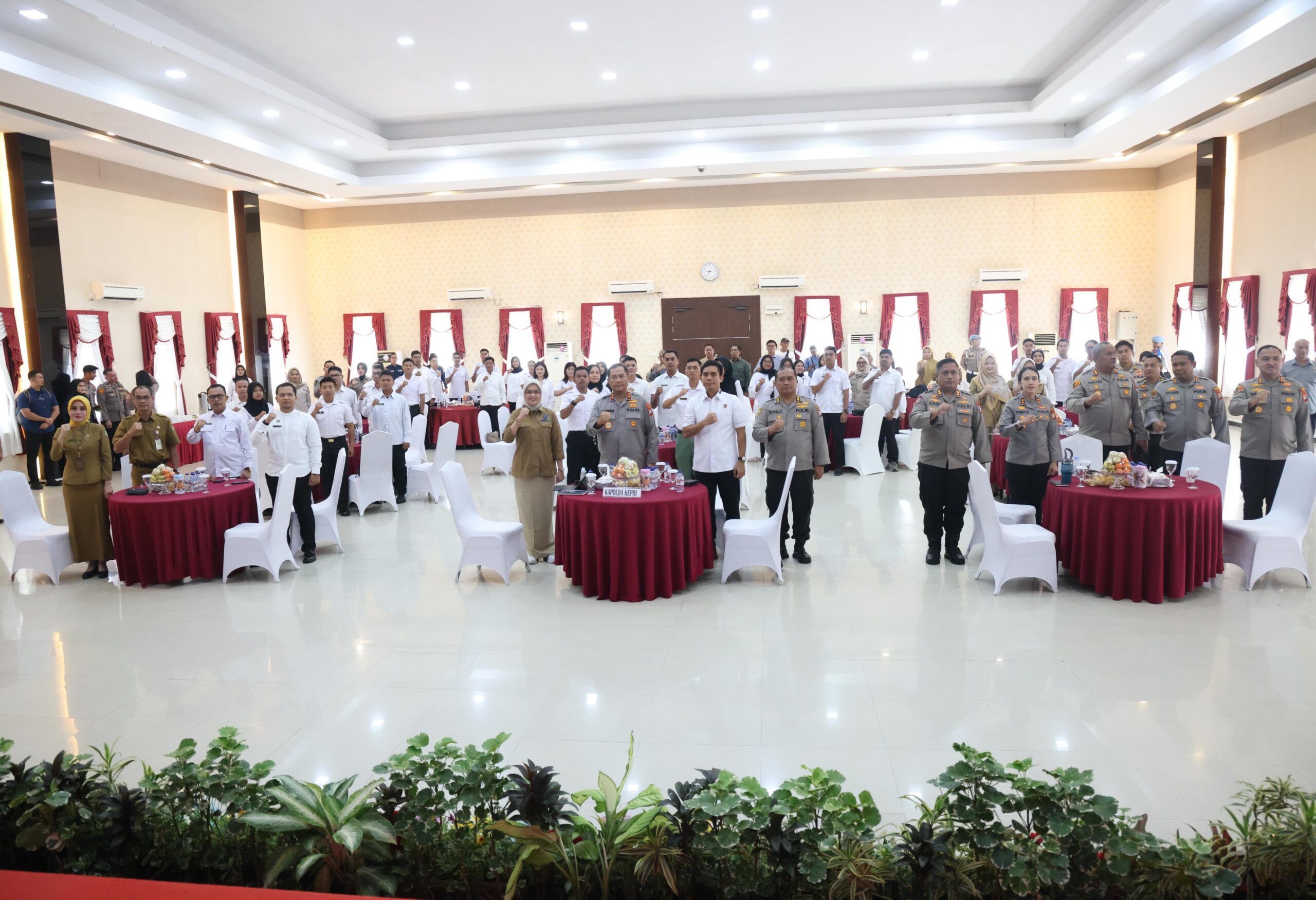 POLDA KEPRI GELAR RAPAT KOORDINASI PROGRAM MAKANAN BERGIZI GRATIS: CEGAH MASALAH, PERKUAT PENGAWASAN, WUJUDKAN GENERASI SEHAT*