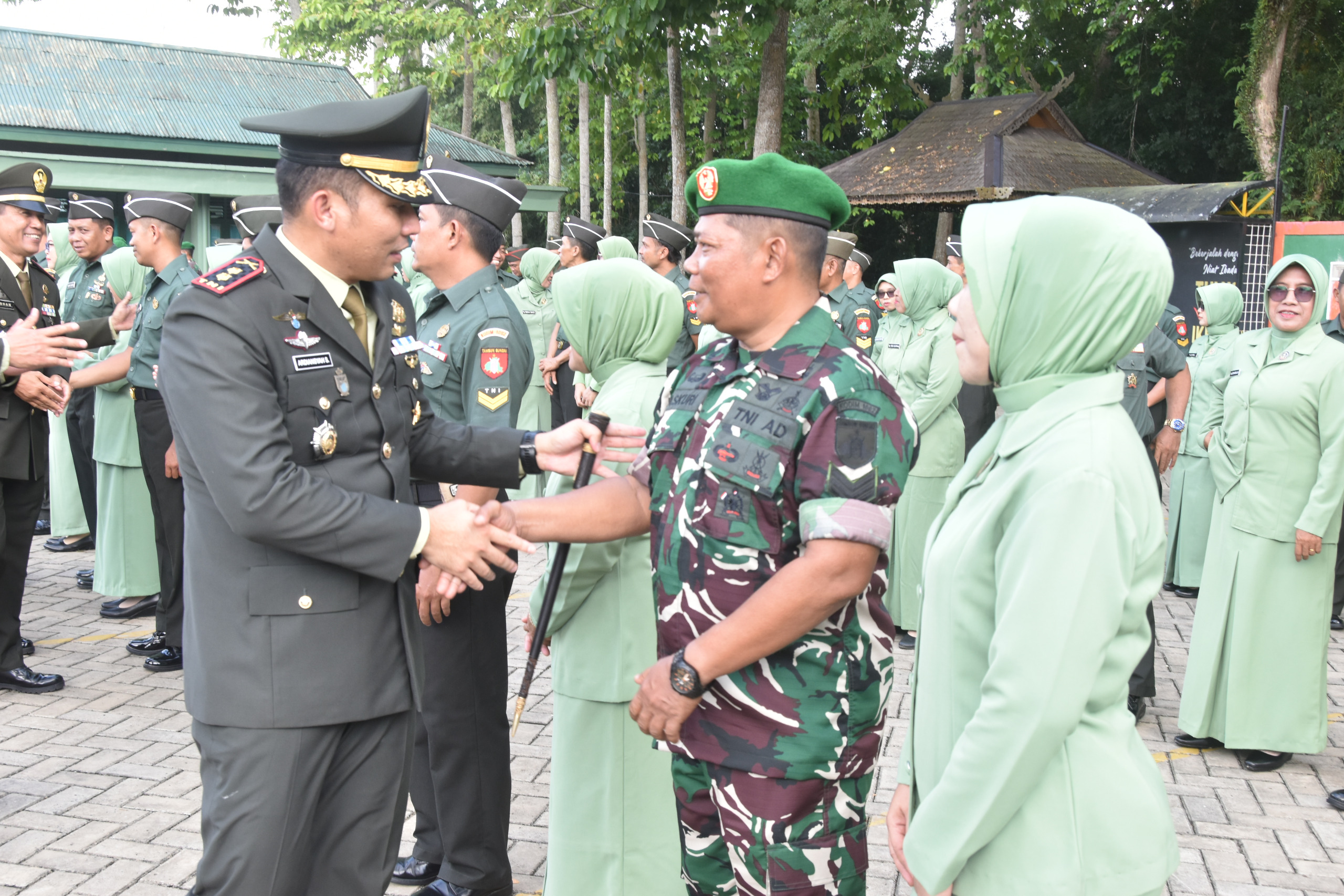 Kodim 1002/HST Kukuhkan Kenaikan Pangkat Puluhan Prajurit dalam Upacara Korps Raport