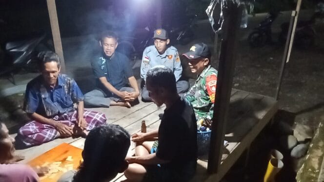 
					Babinsa Koramil 1002-05/Pandawan Dorong Warga Hidupkan Pos Kamling