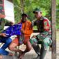 Peduli Kesehatan Warga Binaan, Babinsa Koramil 1710-06/Agimuga Dampingi Nakes Bagikan Kelambu Berinsektisida