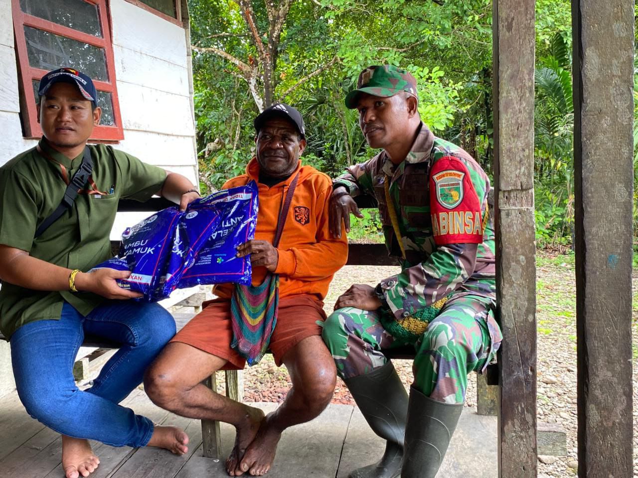 Peduli Kesehatan Warga Binaan, Babinsa Koramil 1710-06/Agimuga Dampingi Nakes Bagikan Kelambu Berinsektisida