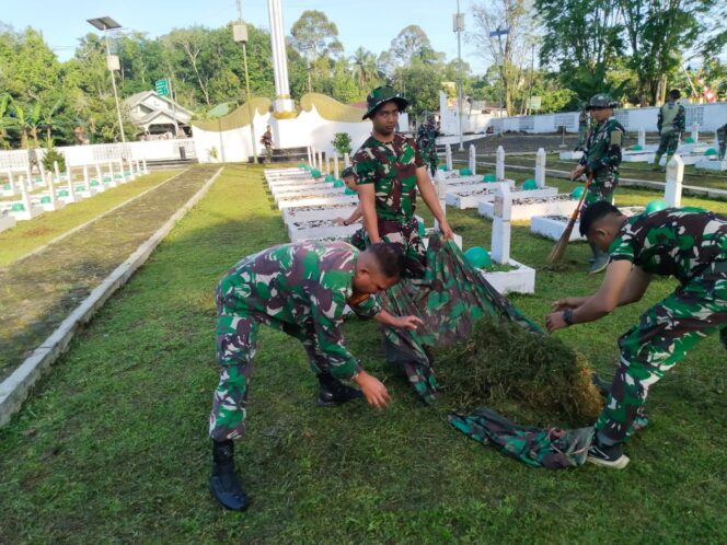 Peringati HUT ke-80, Prajurit TNI Gelar Aksi Bersih-Bersih di Makam Pahlawan Pagat