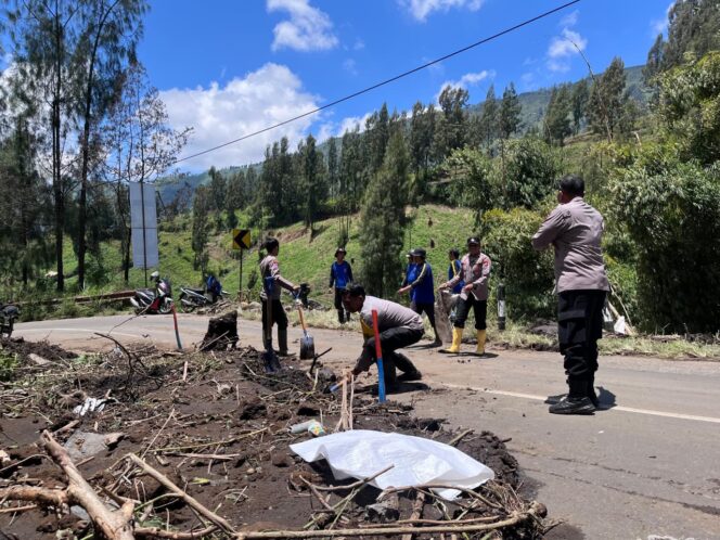 
Aksi Tanggap Darurat Polsek Sukapura: Jalur Wisata Bromo yang Tertutup Longsor Berhasil Dibuka