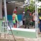 Kebersamaan TNI-Rakyat, Poskamling Desa Pantai Hambawang Timur Dibersihkan Kebersamaan TNI-Rakyat, Poskamling Desa Pantai Hambawang Timur Dibersihkan